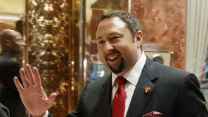 트럼프 캠프 보좌관 “바이든, 마스크를 소품으로 활용”