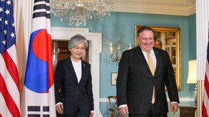 폼페이오, 강경화에 전화걸어…“불가피하게 방한 연기 양해”