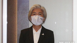 남편 美여행 비판 속 강경화 “거듭 송구”…‘사생활’ 옹호론도