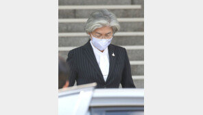 “송구스럽다”만 반복 강경화…與도 “남편 개인 일탈” 선그어