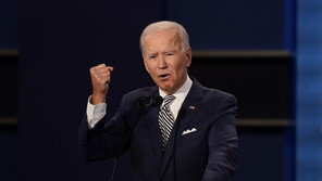 바이든 “코로나 두려워하지 마라…유가족들한테 할 말인가”