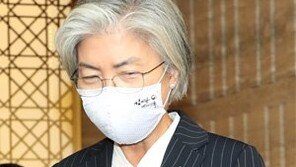 강경화, 사과 없이 “남편도 당황”… 野 “코로나 방역도 내로남불”