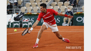 조코비치 또···이번엔 경기 도중 공으로 심판 얼굴 맞혔다 