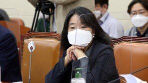 윤미향 “사건기록 방대해 첫 재판 미뤄달라”…11월로 연기