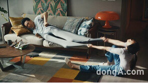 KCC건설 현실부부 주제 화제의 광고 ‘문명의 충돌’ 메이킹 필름 공개