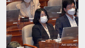 윤미향 “사건 기록 방대해”…첫 재판 11월 말로 연기