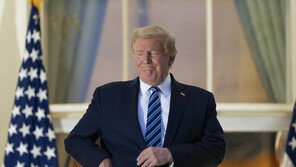 트럼프, 퇴원하자마자…“난 코로나 면역” 주장