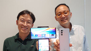 “웬 가로 디자인” 물음표가 “영상보며 메신저까지” 느낌표로