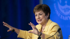 IMF 총재 “세계 경기, 예상보다 낫지만 힘겨운 오르막길”