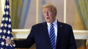 ‘조기 퇴원’ 트럼프, 이번엔 “코로나, 독감보다 덜 치명적”