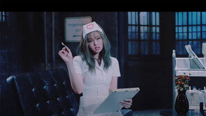 “예술로 봐달라”던 YG 결국…블랙핑크 뮤비 간호사 장면 ‘삭제’