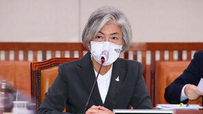 강경화, 국감장서도 “남편 해외 출국, 경위 떠나 송구” 사과
