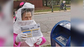 “민주주의 큰 위협…꼭 투표해야” 전신무장하고 우편투표 102세 할머니