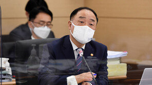 홍남기 “대주주 3억원 과세 기준, 세대합산→개인별 전환 검토”