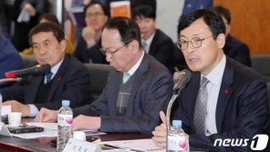 靑 “국가신용등급 줄줄이 떨어지는데…韓경제 신뢰는 최고 수준”