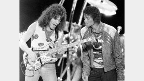 마이클 잭슨도 반한 기타 영웅, ‘활화산 속주’ 마치고 잠들다