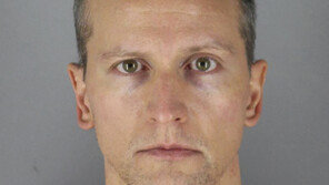 ‘플로이드 사망 사건’ 가해 경찰관, 보석금 11억 원 내고 풀려나