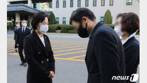 조국 약속한 ‘故 김홍영 검사 추모명패’ 추미애 걸었다