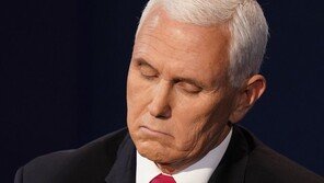 열변 토하는 펜스 머리에 파리가… “파리는 이렇게 잡는 것” SNS 후끈