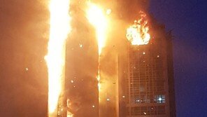 울산 33층 주상복합 화재 7시간째 진화 난항…강풍에 불길 다시 번져