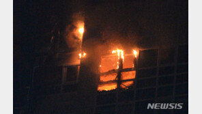 울산 주상복합 화재 6시간째 ‘활활’…에어컨 실외기 발화 추정