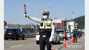 ‘집회차단’ 차량검문 가보니…“날 왜 해” 항의 모습도