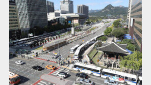 차벽과 철제펜스로 막힌 길…한글날, 미로가 된 광화문