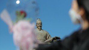 다시 등장한 광화문 차벽…與 “방역산성”·野 “반헌법적 억지”