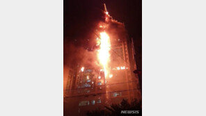 치솟은 불길속 이웃집 문 두드려 깨워…‘사망자 0명’의 기적