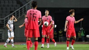 팽팽했던 형과 동생 대결…벤투호와 김학범호, 2-2 무승부