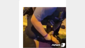 美 경찰, 만삭 흑인 임산부 ‘무릎 제압’…또 과잉진압 논란