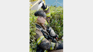 주민 업고 33층 계단 뛰어내려온 구조대원