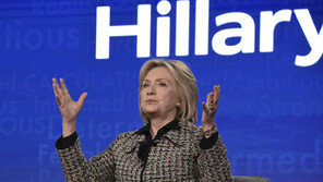 트럼프 행정부, 대선 앞두고 또 힐러리 ‘이메일 스캔들’ 공세