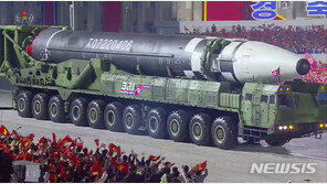 北 신형 ICBM 실체는…“사거리 연장, 다탄두” vs “과대평가”