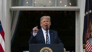 트럼프, 확진 후 첫 공개행사…다음주엔 전국 ‘유세 강행군’ 논란일듯