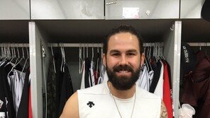 ‘커리어 첫 완봉’ LG 켈리, 선수단에 햄버거 65세트 돌렸다