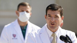 백악관 주치의 “트럼프, 코로나19 전염성 없다”