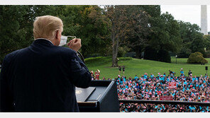 트럼프, 퇴원 닷새만에 공개행사… 내주엔 ‘전국 유세’ 나서기로