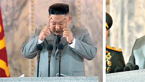 “인민에 미안” 눈물 짓던 김정은, 전략무기 등장때마다 활짝 웃음