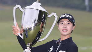 역전패 위기서 ‘황금 버디’… 안나린, 트로피 첫 포옹