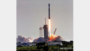 스페이스X, 유인우주선 발사 다음달로…로켓 엔진 문제