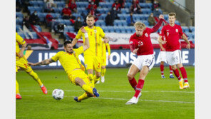 A매치 첫 해트트릭 홀란드, 클럽-국가 오가며 48경기 51골 ‘진짜 괴물’