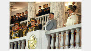 김정은, 열병식 참가자들와 기념사진…“軍 막강한 위력 보여”