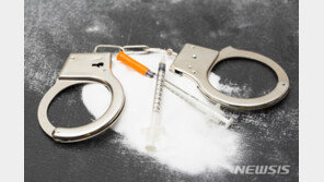 봉투 속에 ‘하얀 가루’가… 20대 마약사범 잡은 퀵서비스 기사