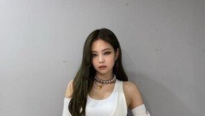 ‘간호사복 논란’ 블랙핑크 제니 ‘검열된’ 문구 적힌 바지 입었다