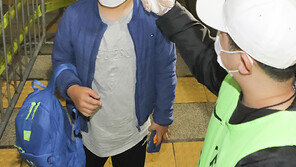 오랜만에 축구 직관…“발열 체크 필수”[동아 포토]