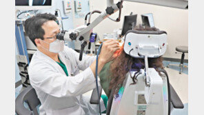 심한 난청인, 치매 발생율 5배 높아… 인공와우 수술 13세 이전이 적합