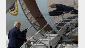 초조한 트럼프 “바이든 우세 여론조사, 다 가짜”…플로리다 가는 길 트윗 폭주