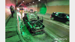 부산 개좌터널에서 벤츠 승용차 불, 인명피해는 없어