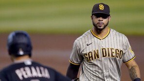 샌디에이고 토미 팸, 괴한 흉기에 찔려…큰 부상은 피해